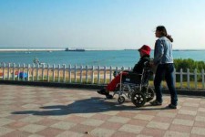 遵化市八旬老人推轮椅带老伴游中国(为了方便推轮椅带老伴出门)